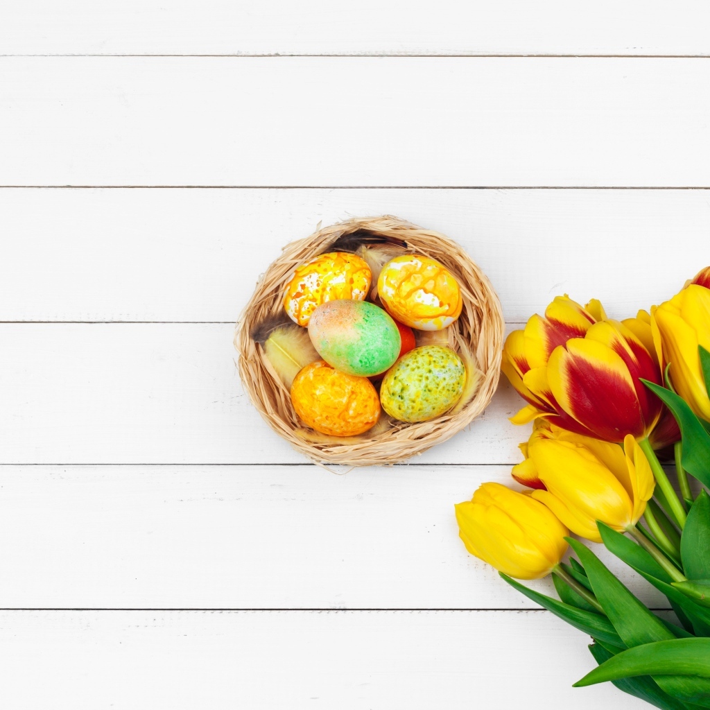 Букет тюльпанов с крашеными яйцами на Пасху