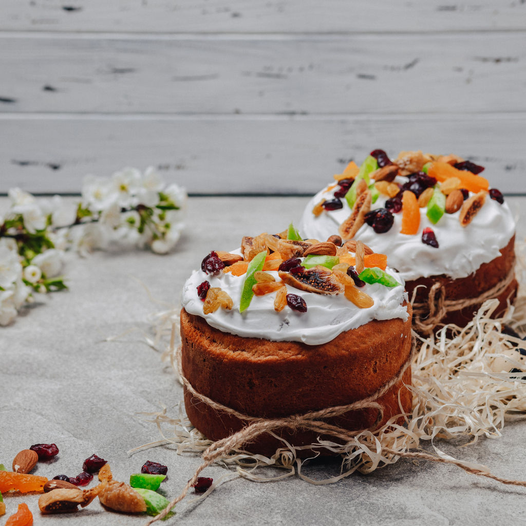 Два пасхальных кулича украшены цукатами