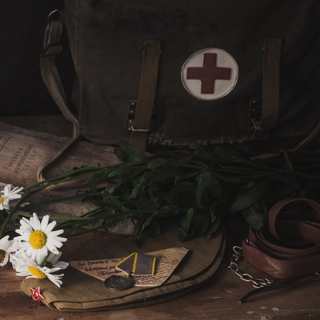 Букет ромашек, сумка медсестры и письмо с медалью на День победы