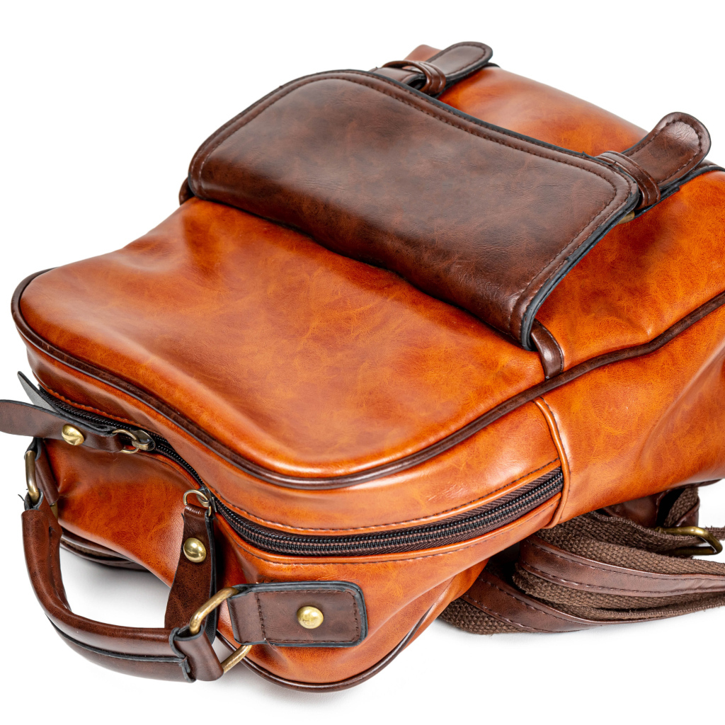 Кожаный школьный рюкзак на белом фоне