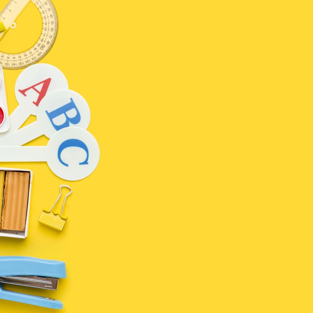 Школьный набор первоклассника на желтом фоне