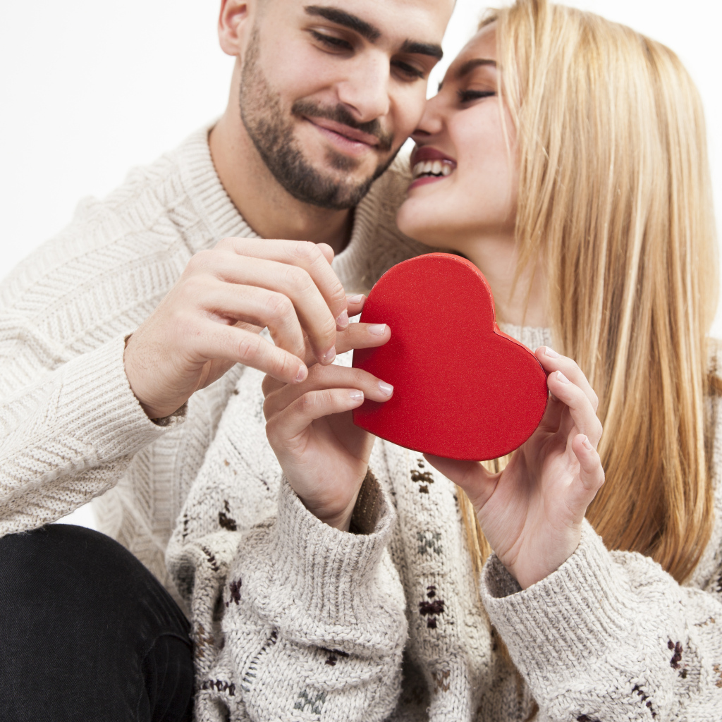 Красивая влюбленная пара с сердцем в руке