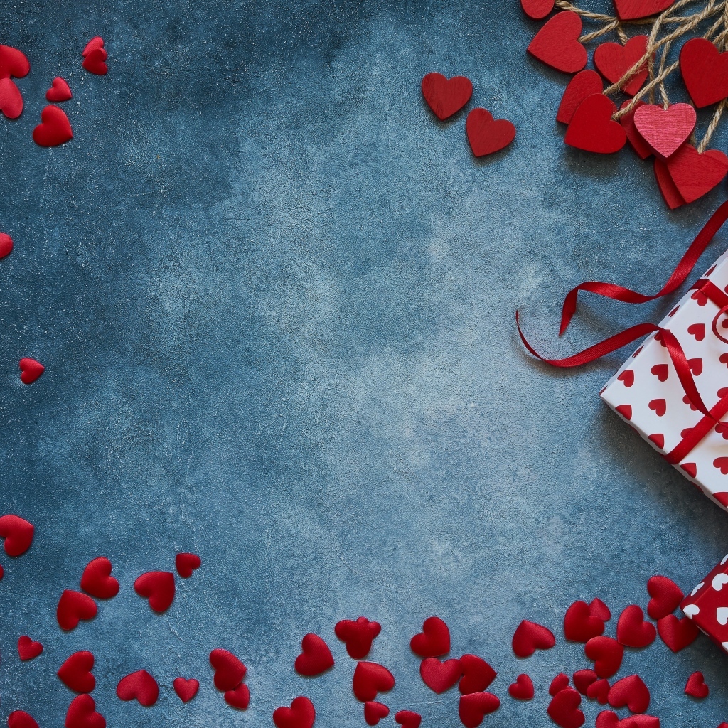 Синий фон с мелкими красными сердечками и подарками