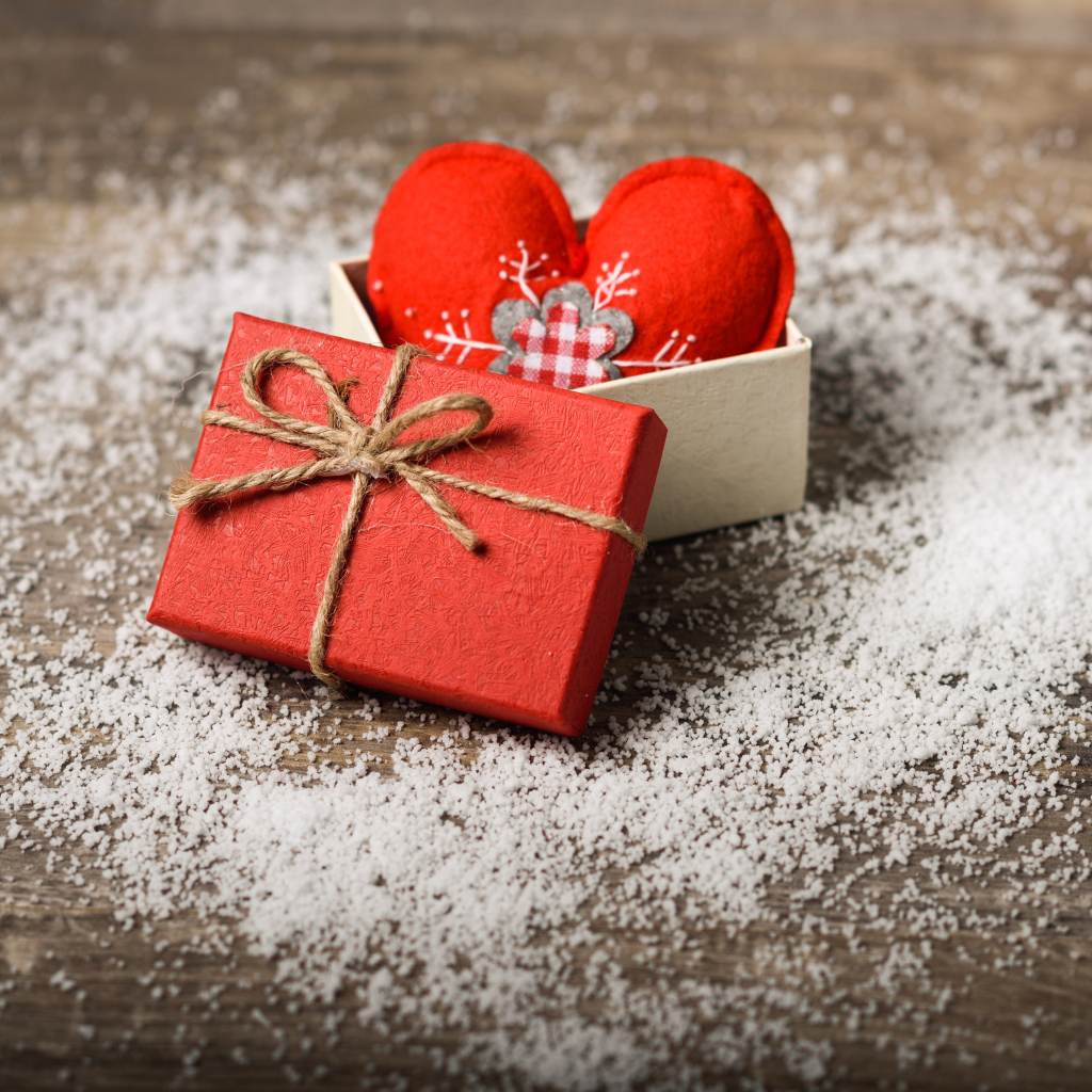 Коробка с сердечком на деревянном фоне