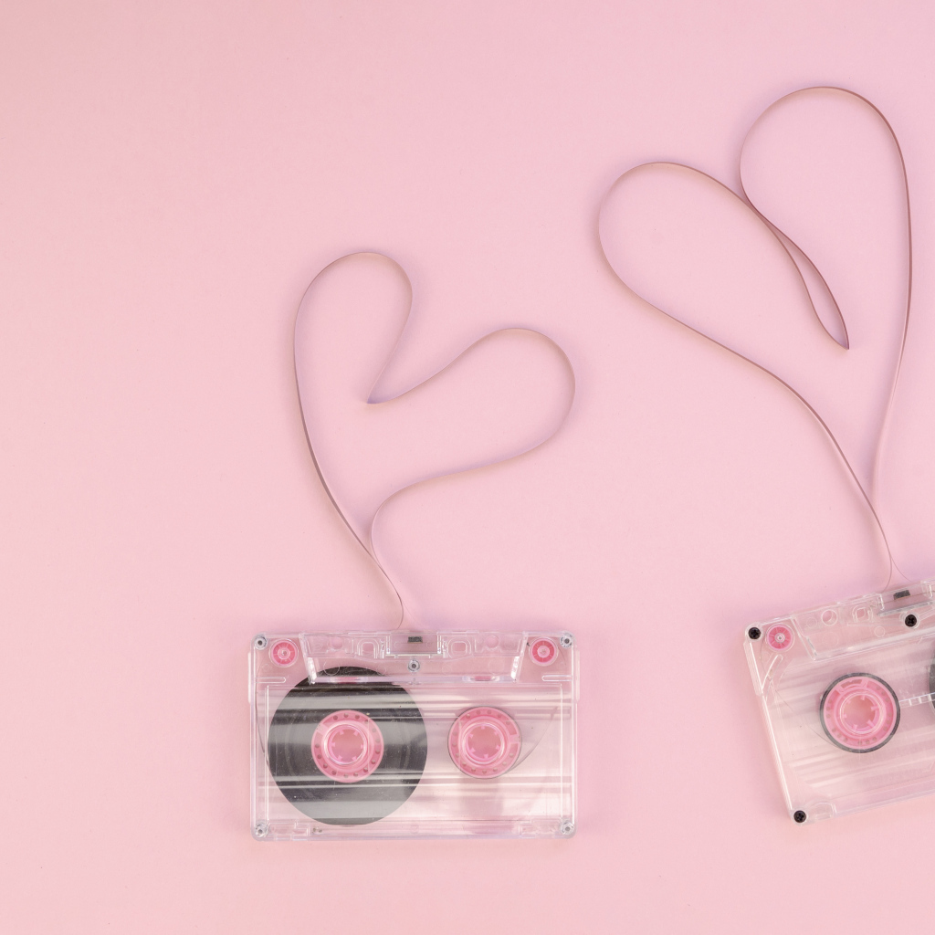 Сердечки из кассетной ленты на розовом фоне