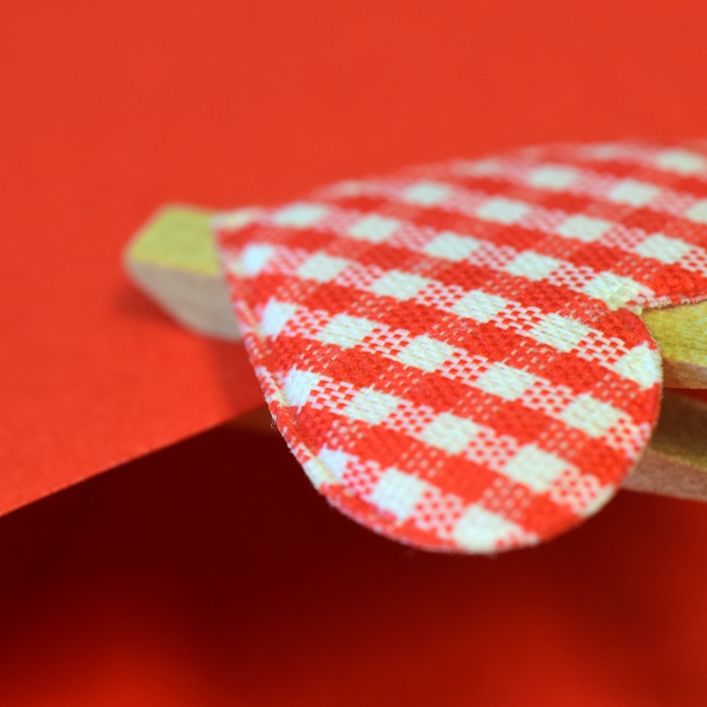 Прищепка с сердечком на красном конверте