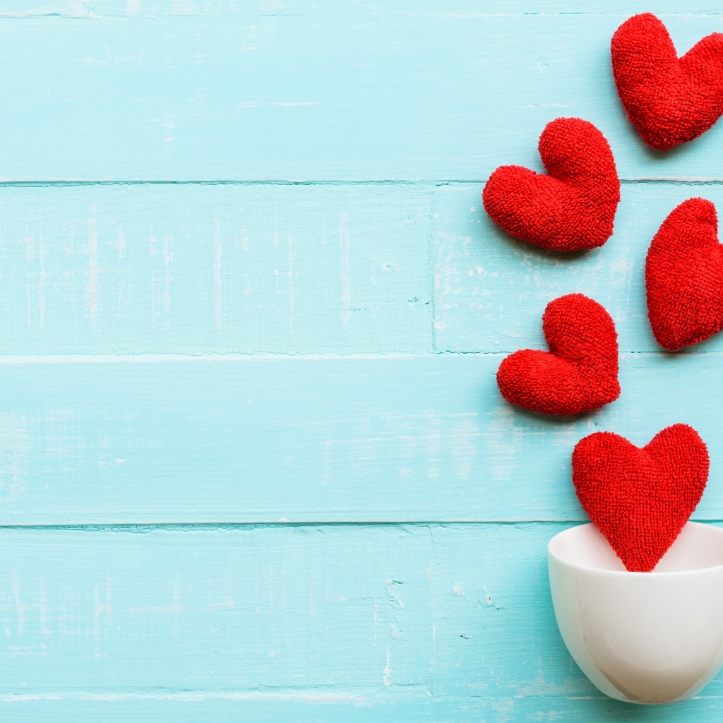 Чашка с сердечками на голубом фоне