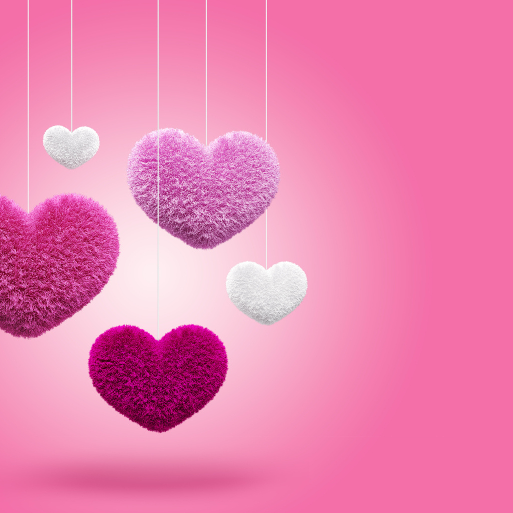 Пушистые сердечки на веревках на розовом фоне