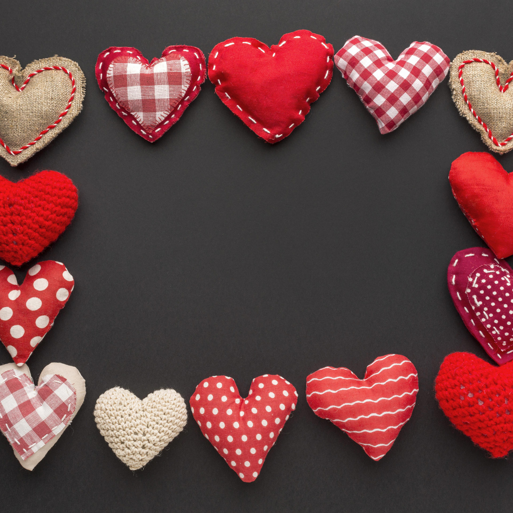 Рамка из тканевых сердечек на сером фоне, шаблон для открытки