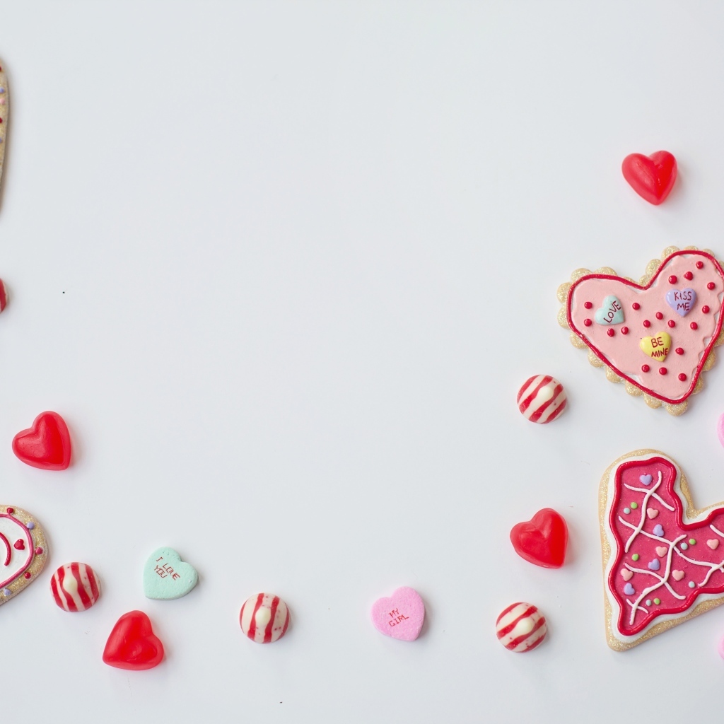 Серый фон с конфетами и печеньем в форме сердца