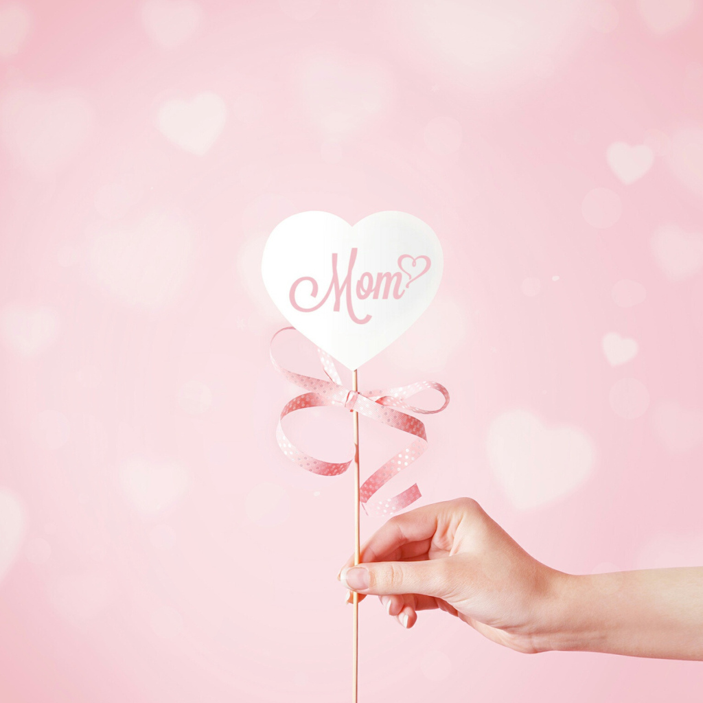 Сердечко для мамы на палочке  в руке