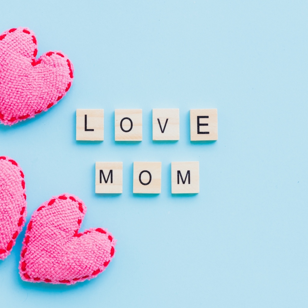 Сердечки и надпись Я люблю маму на голубом фоне
