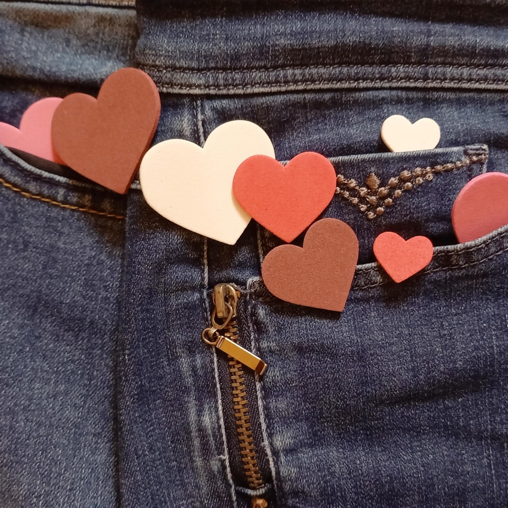 Маленькие красные сердечки в карманах джинсов