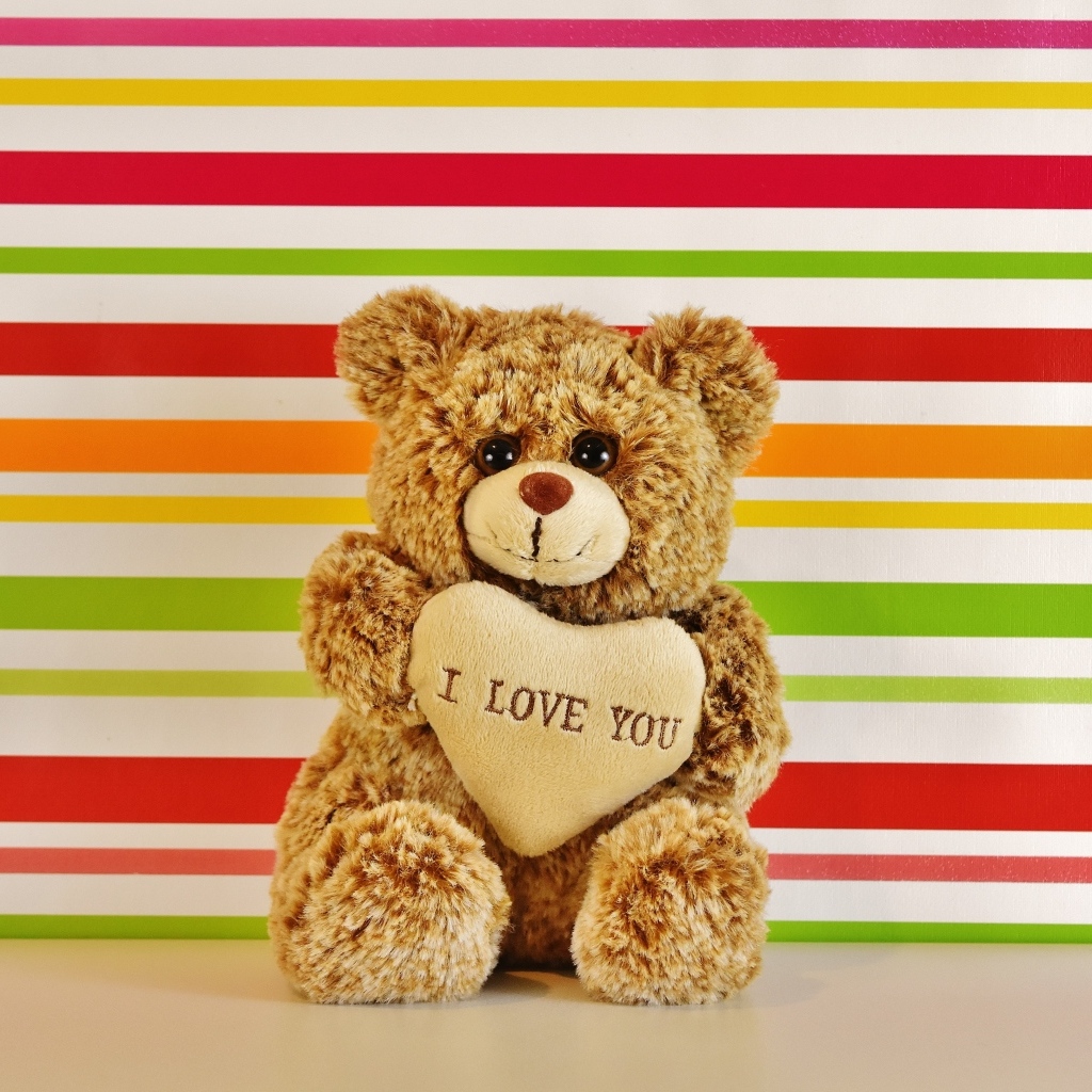 Плюшевый милый медвежонок с сердечком