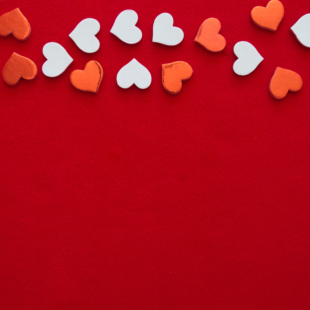 Красный фон для шаблона с маленькими сердечками