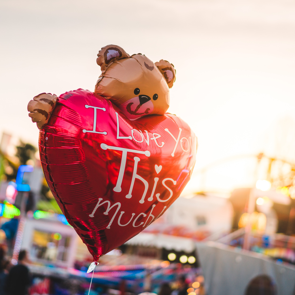 Воздушный шарик плюшевый мишка с сердцем для любимой