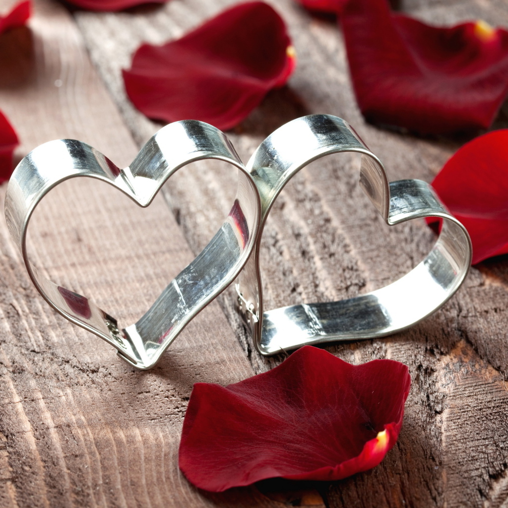 Две формочки в форме сердца с красными лепестками розы