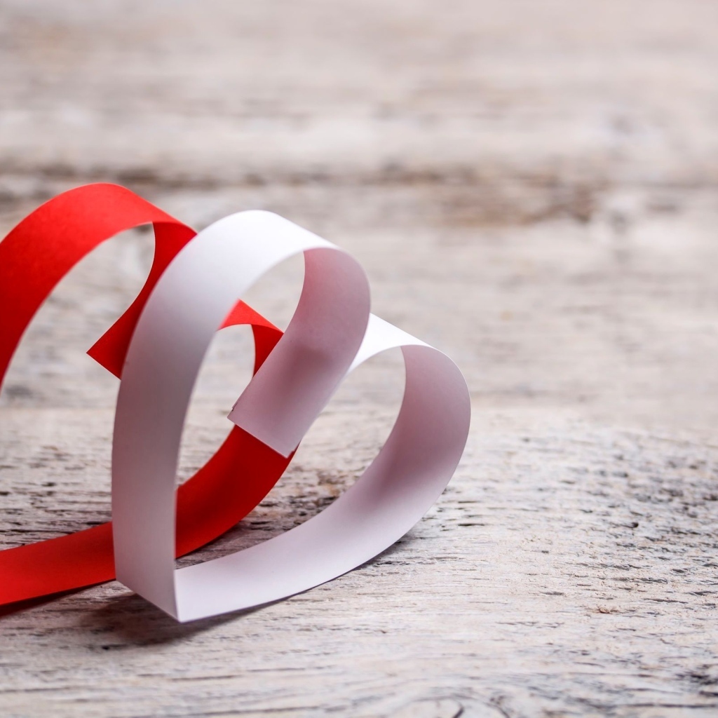 Два бумажных сердца на столе