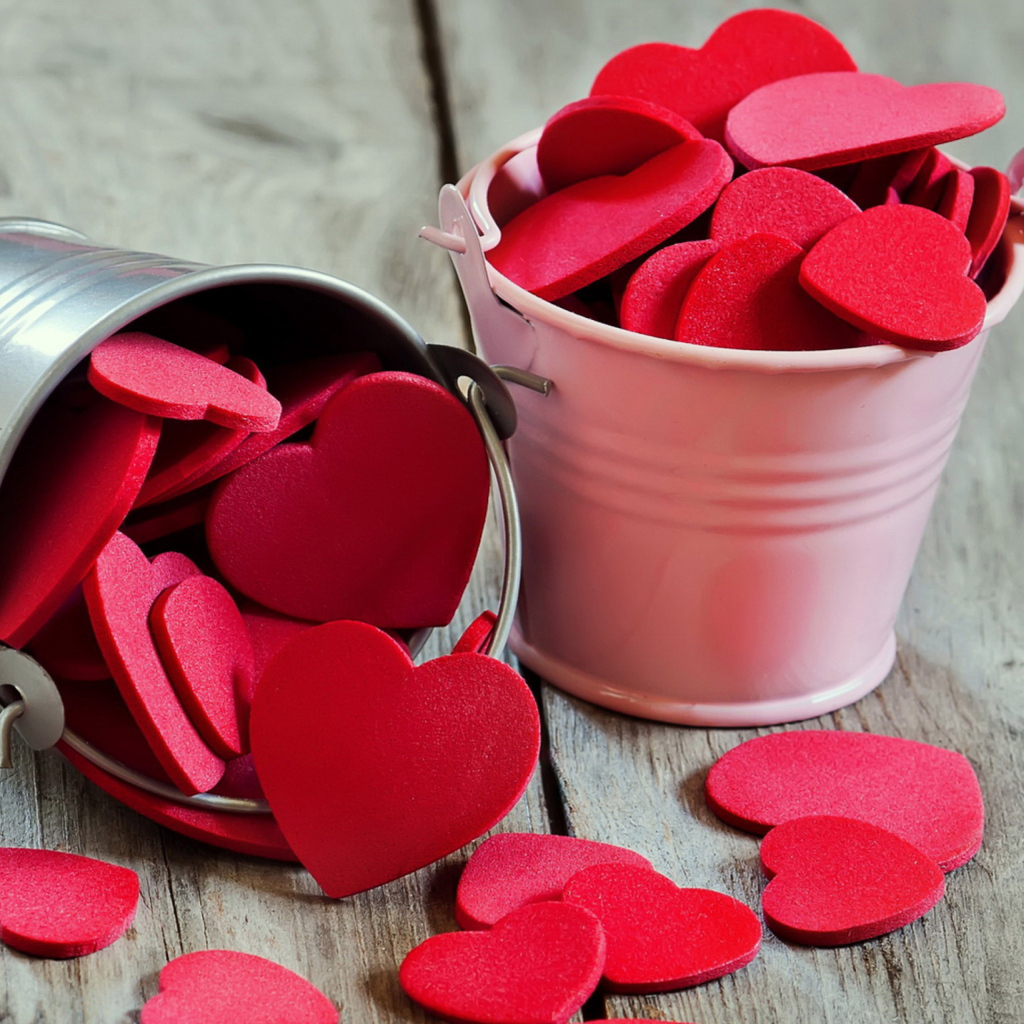 Два маленьких ведра с красными сердечками