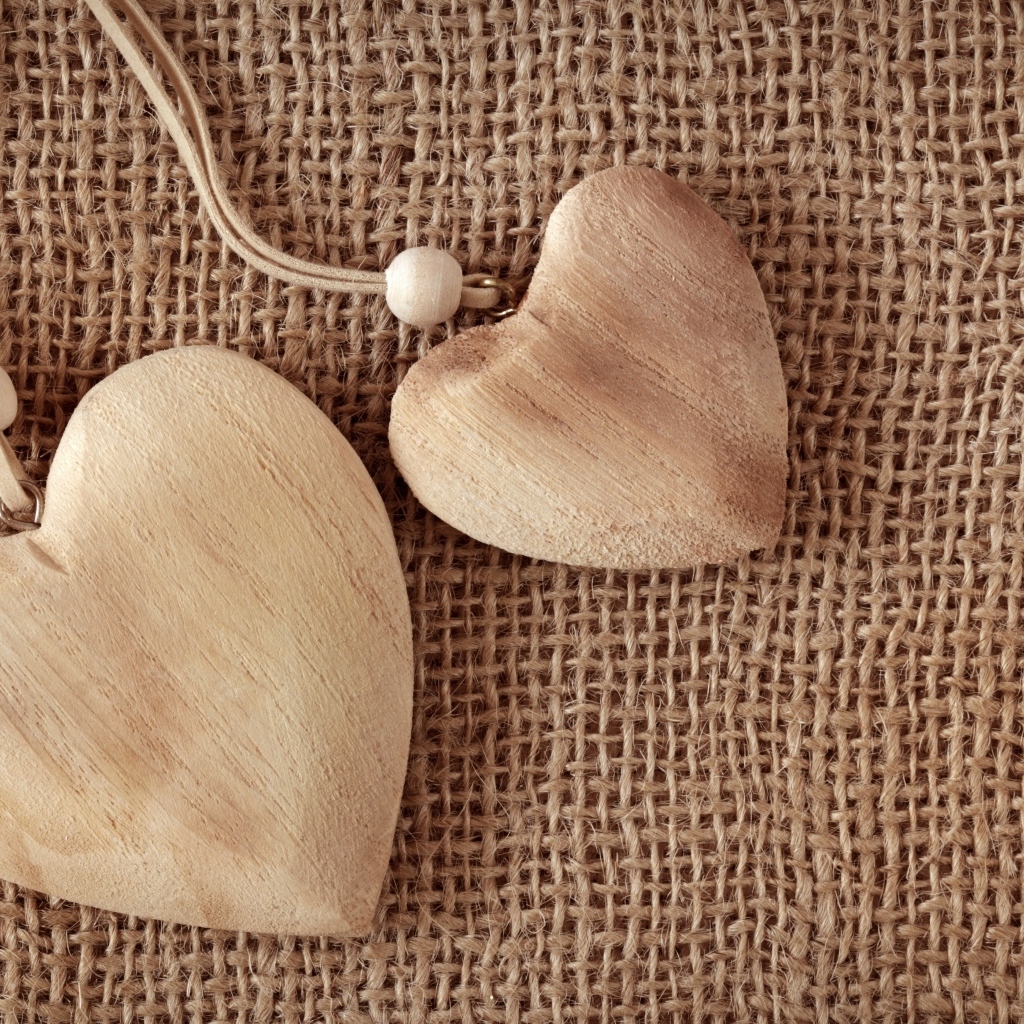 Два деревянных сердца на ткани