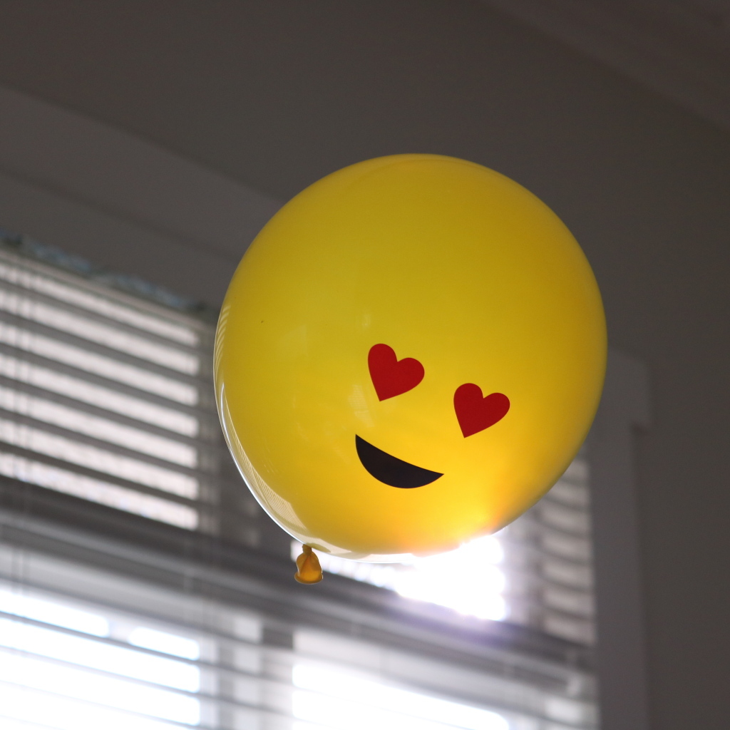 Желтый воздушный шарик с глазами в форме сердца
