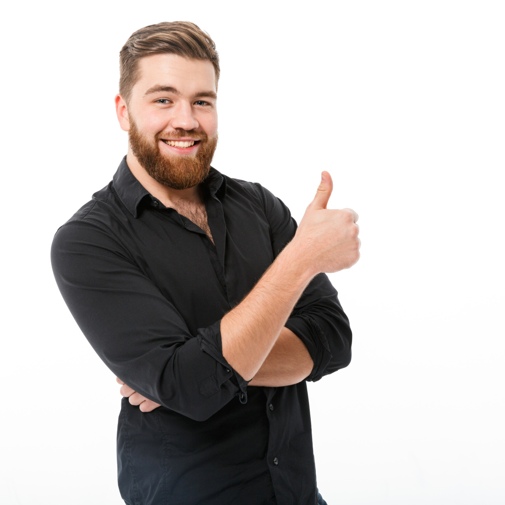 Улыбающийся мужчина с бородой показывает класс