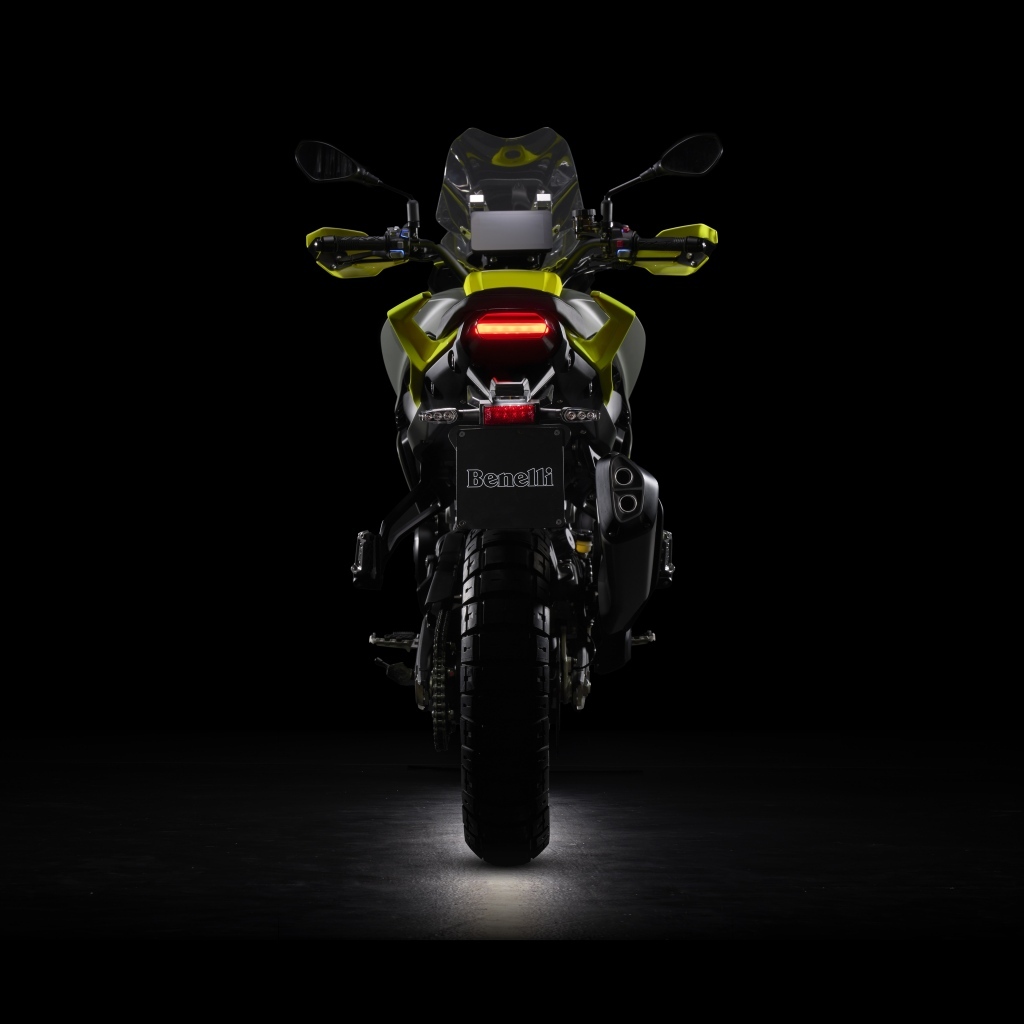 Мотоцикл Benelli TRK 800 на черном фоне