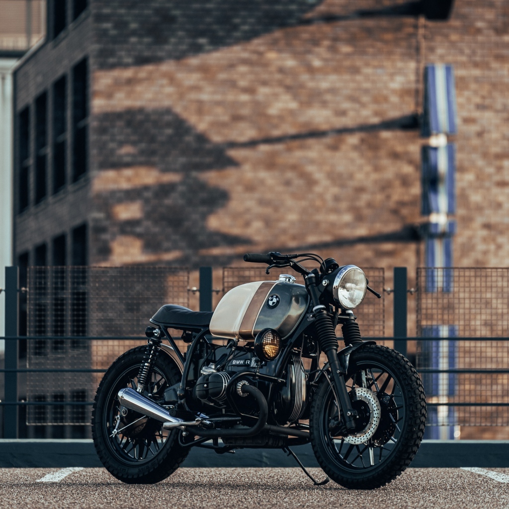 Черный мотоцикл Bmw R100RT у стены