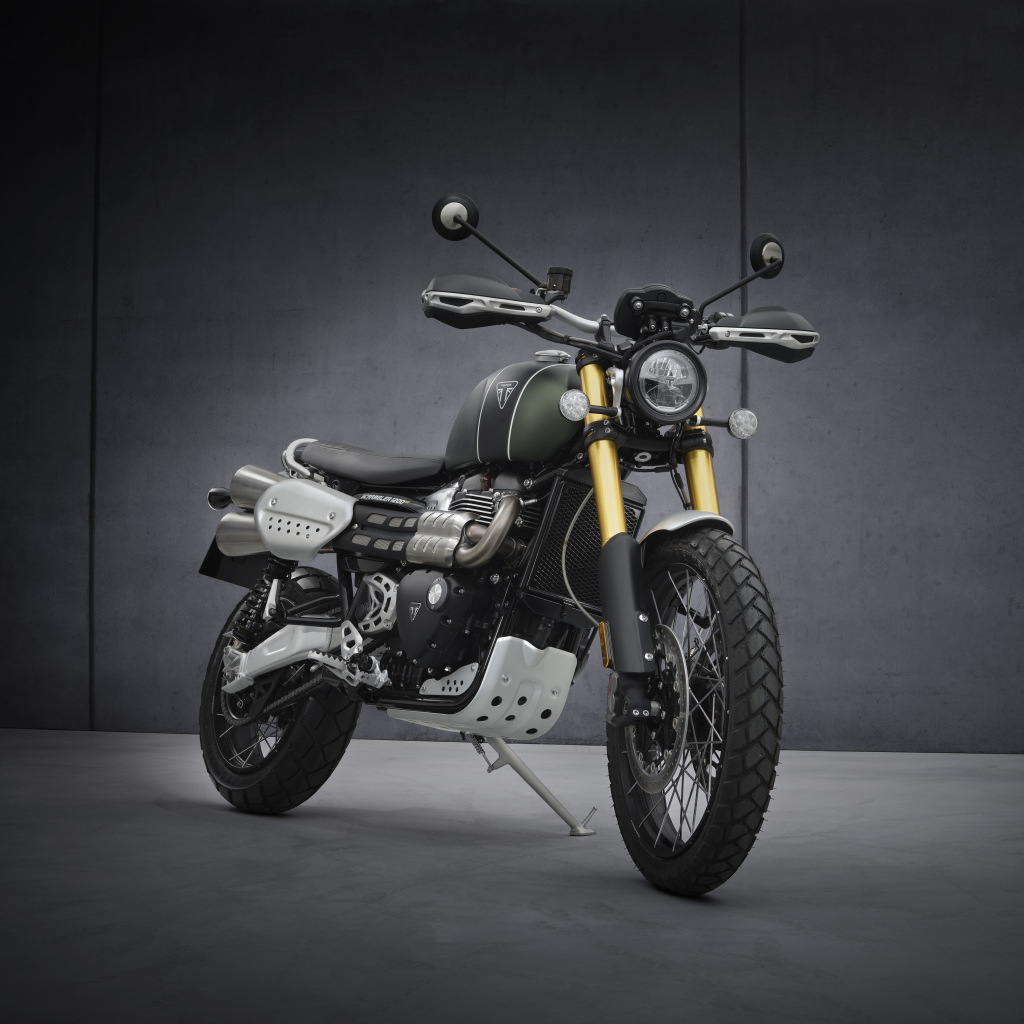 Мотоцикл Triumph Scrambler 1200 XC на сером фоне
