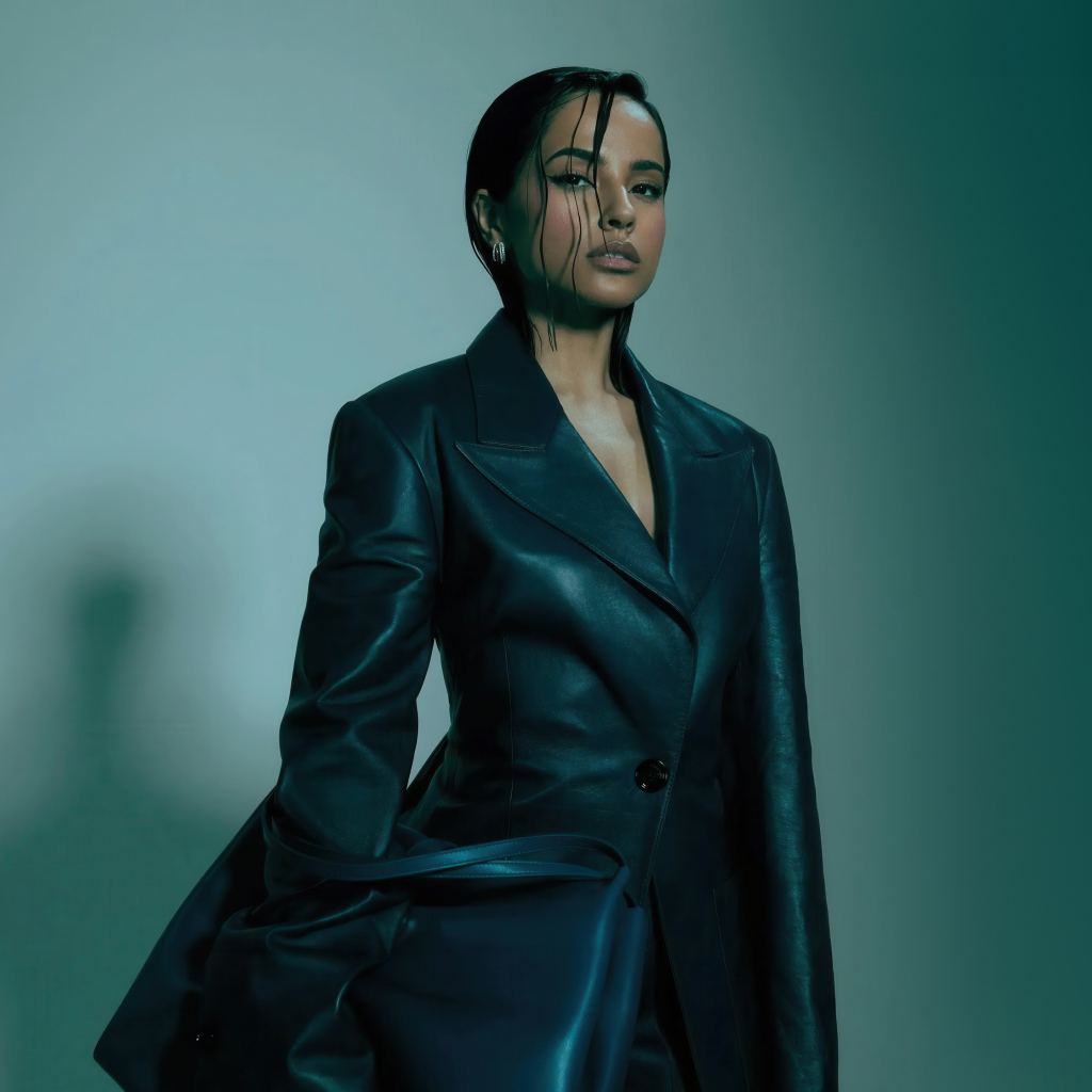 Американская певица Бекки Джи в черном пальто