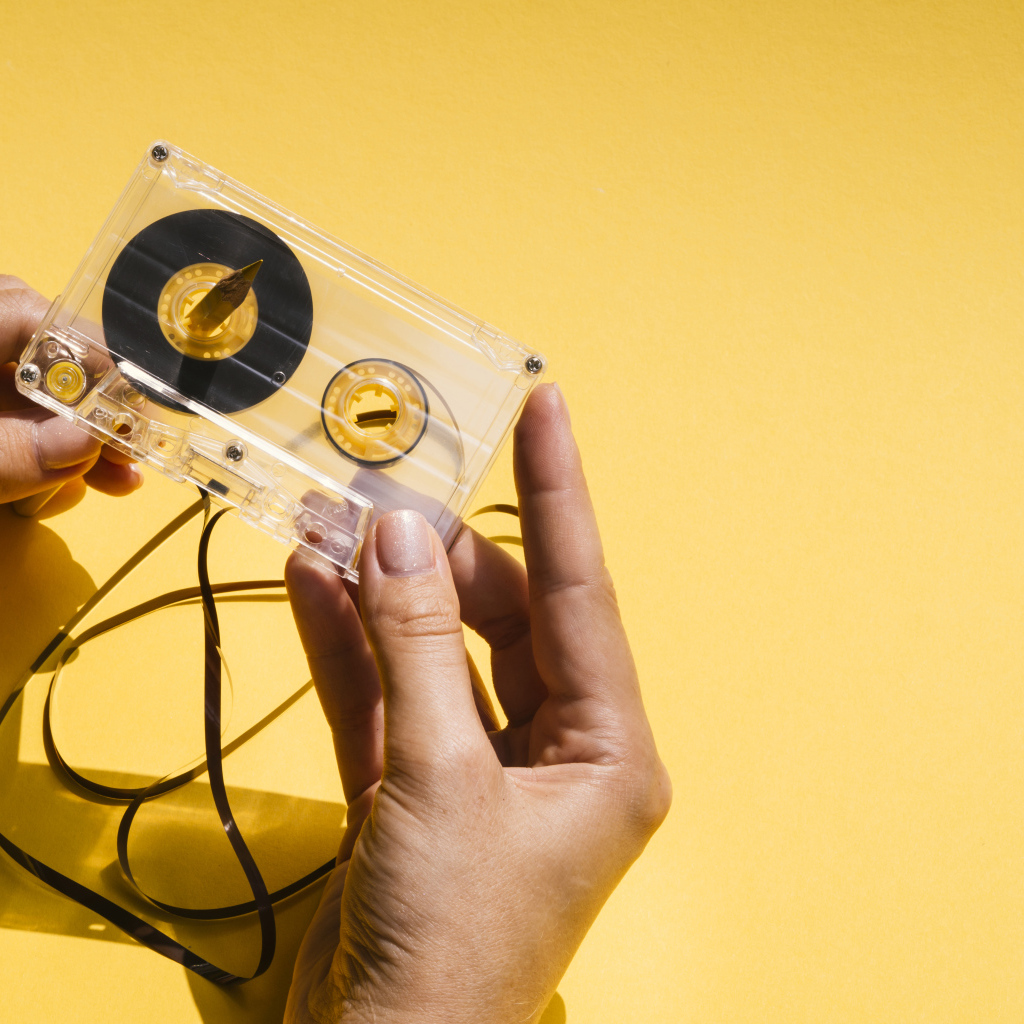 Старую кассету наматывают карандашом