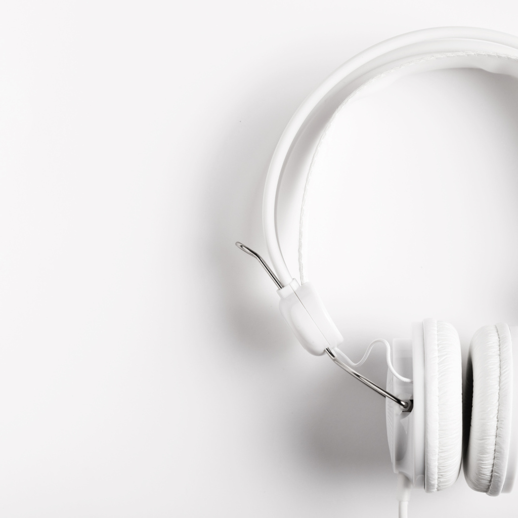 Большие наушники на белом фоне