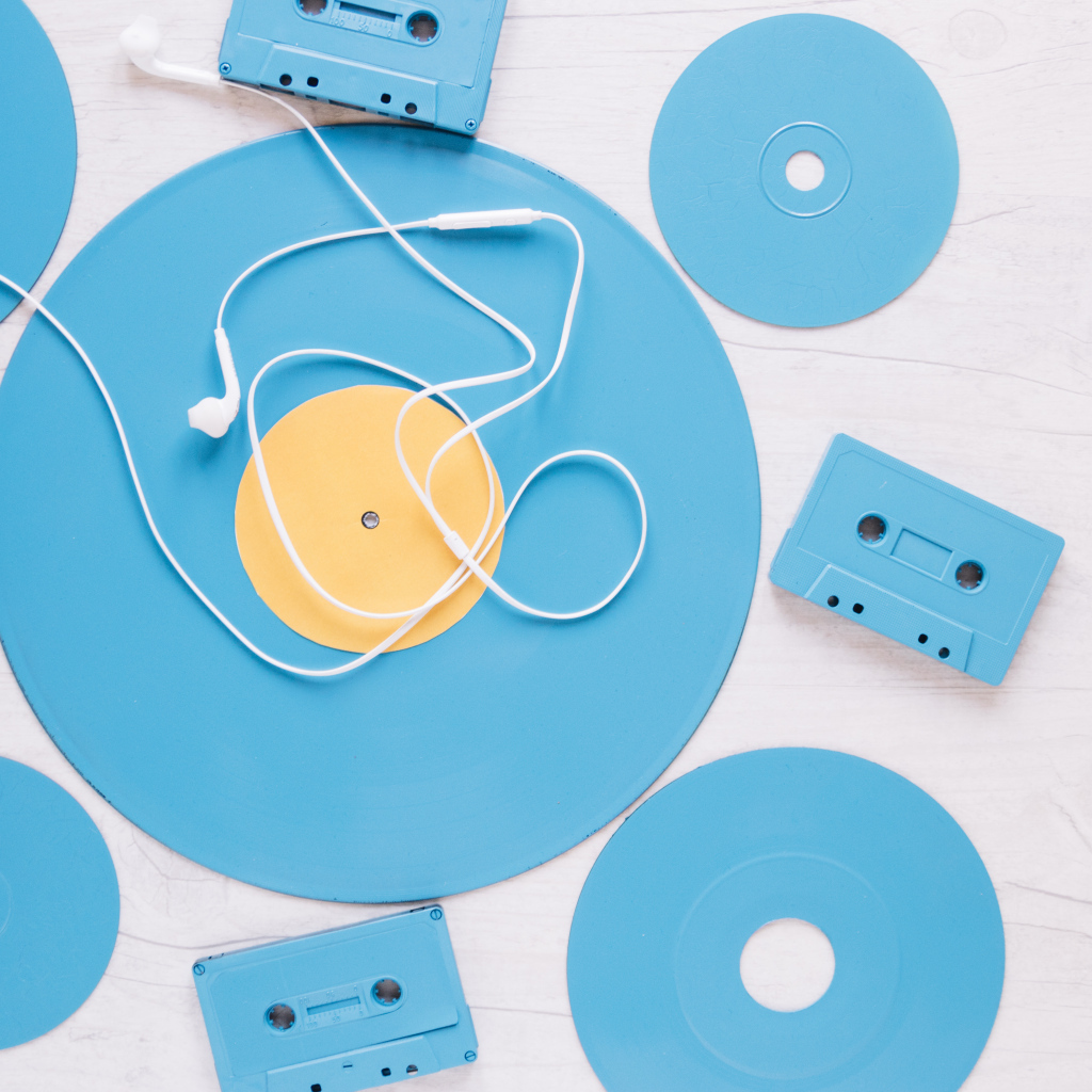 Голубые пластинки и кассеты на белом фоне