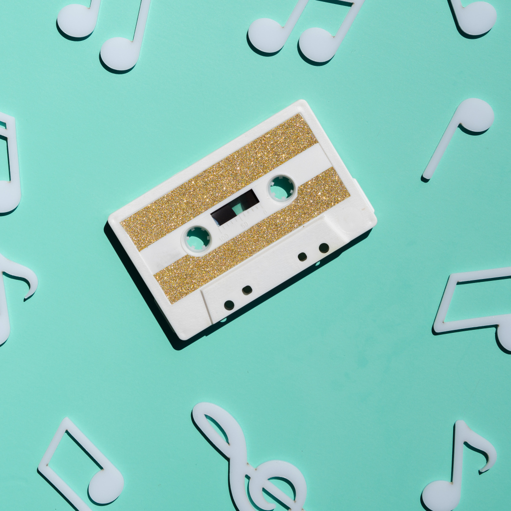 Кассета с белыми нотами на голубом фоне