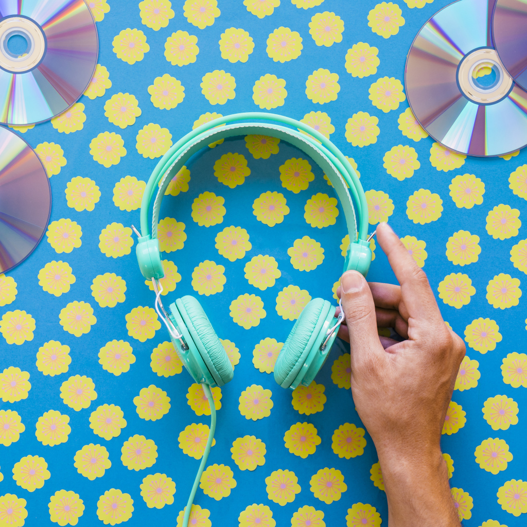 Наушники и диски на цветочном фоне