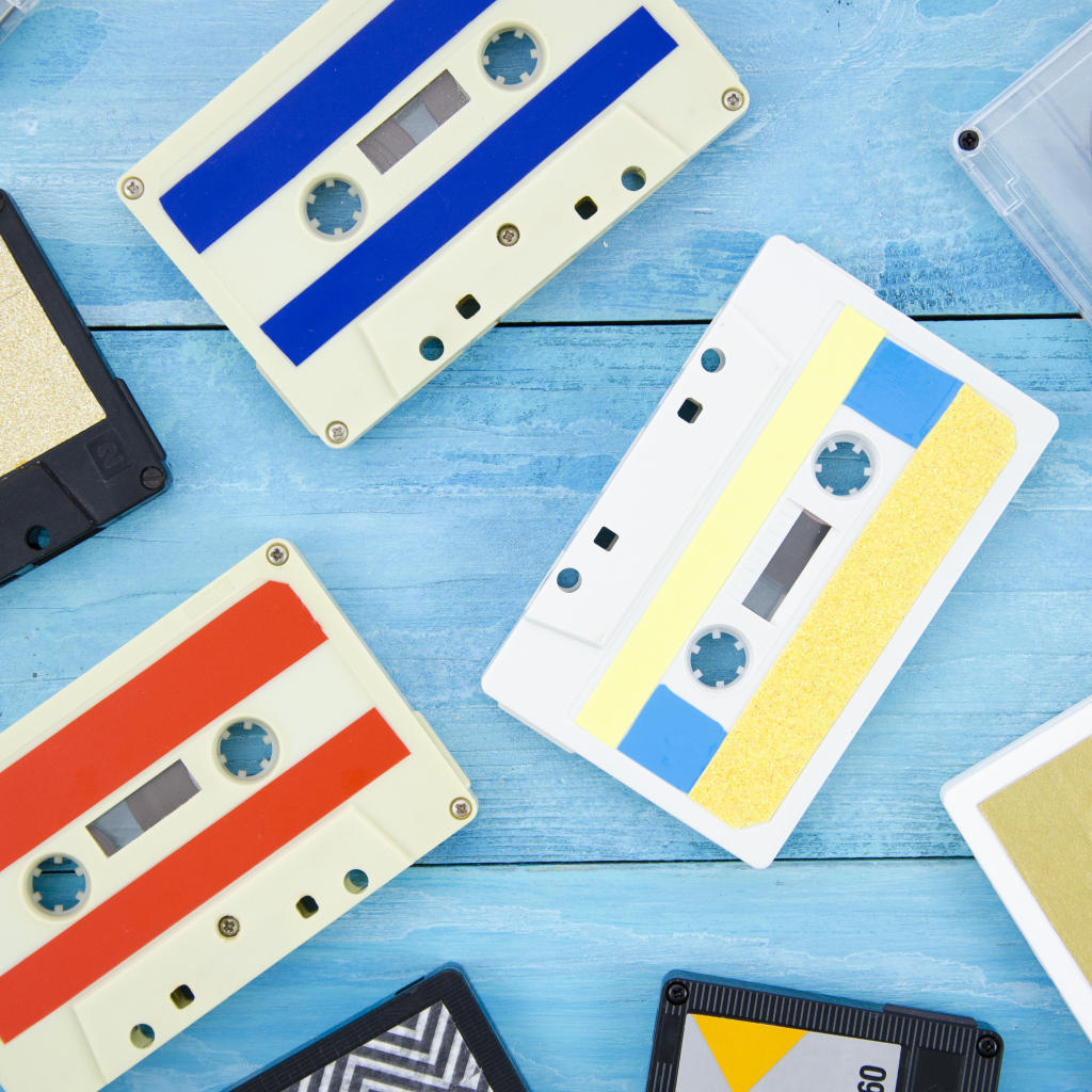 Много старых кассет на голубом фоне