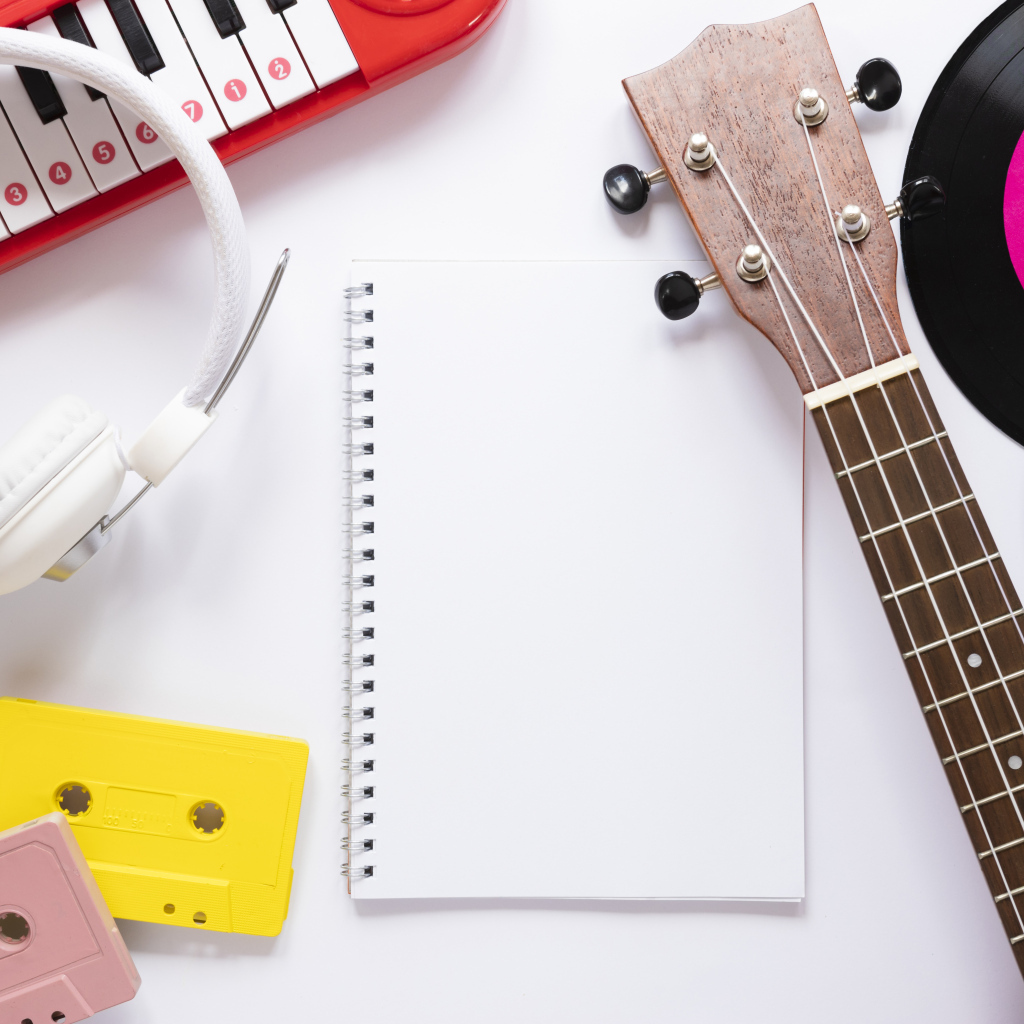 Музыкальные инструменты с наушниками, кассетами и пластинками