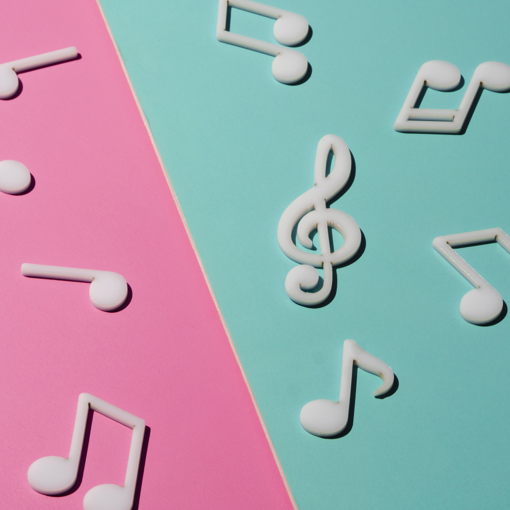 Розовый и голубой фон с нотами