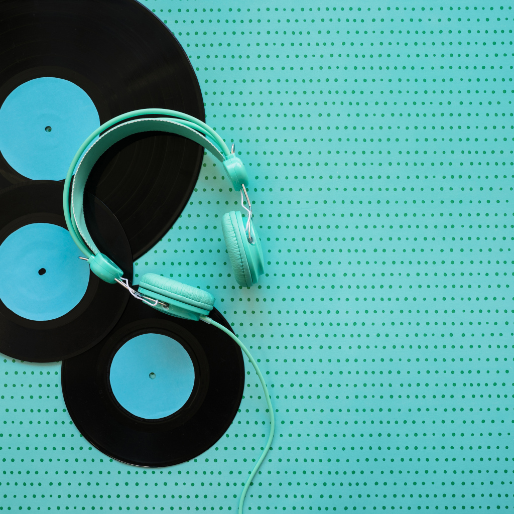 Пластинки и наушники на голубом фоне