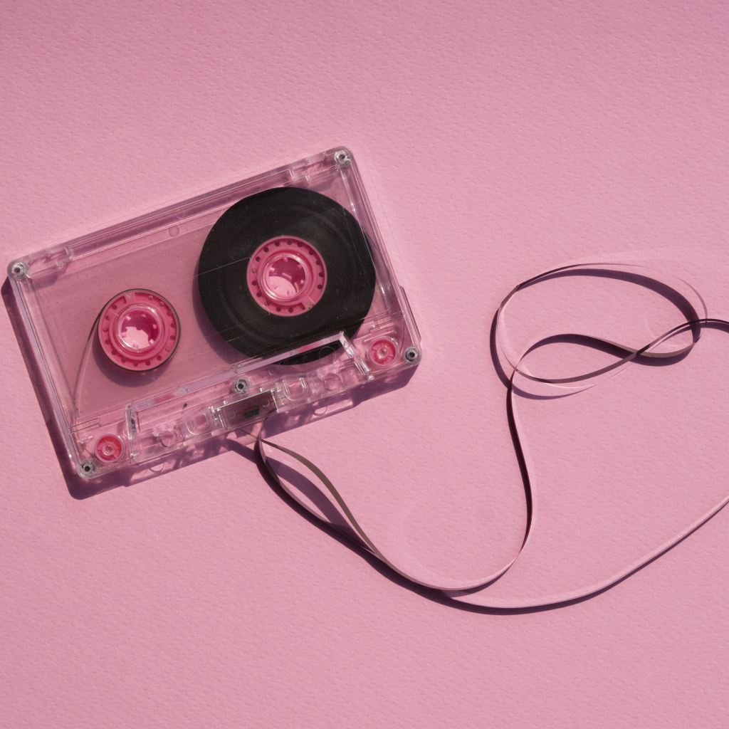Магнитофонная кассета на розовом фоне
