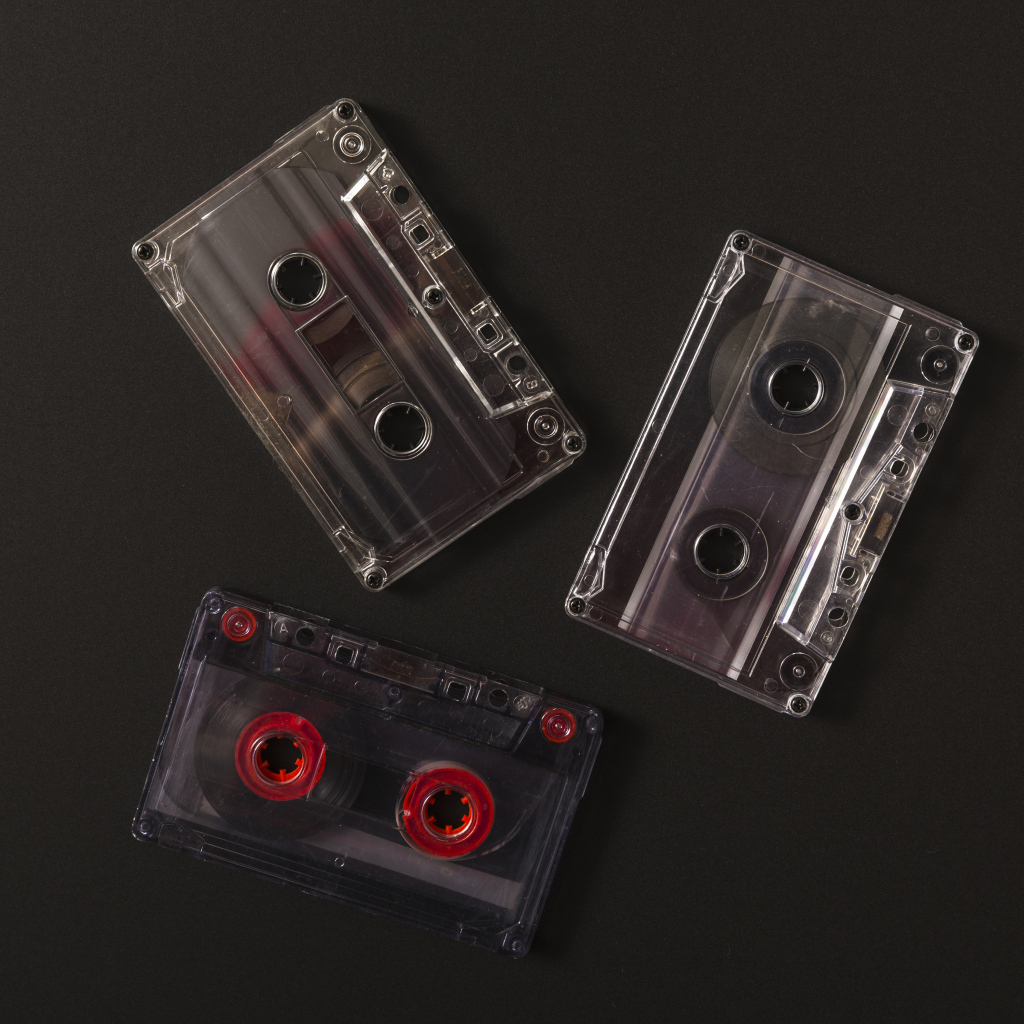 Три кассеты на черном фоне