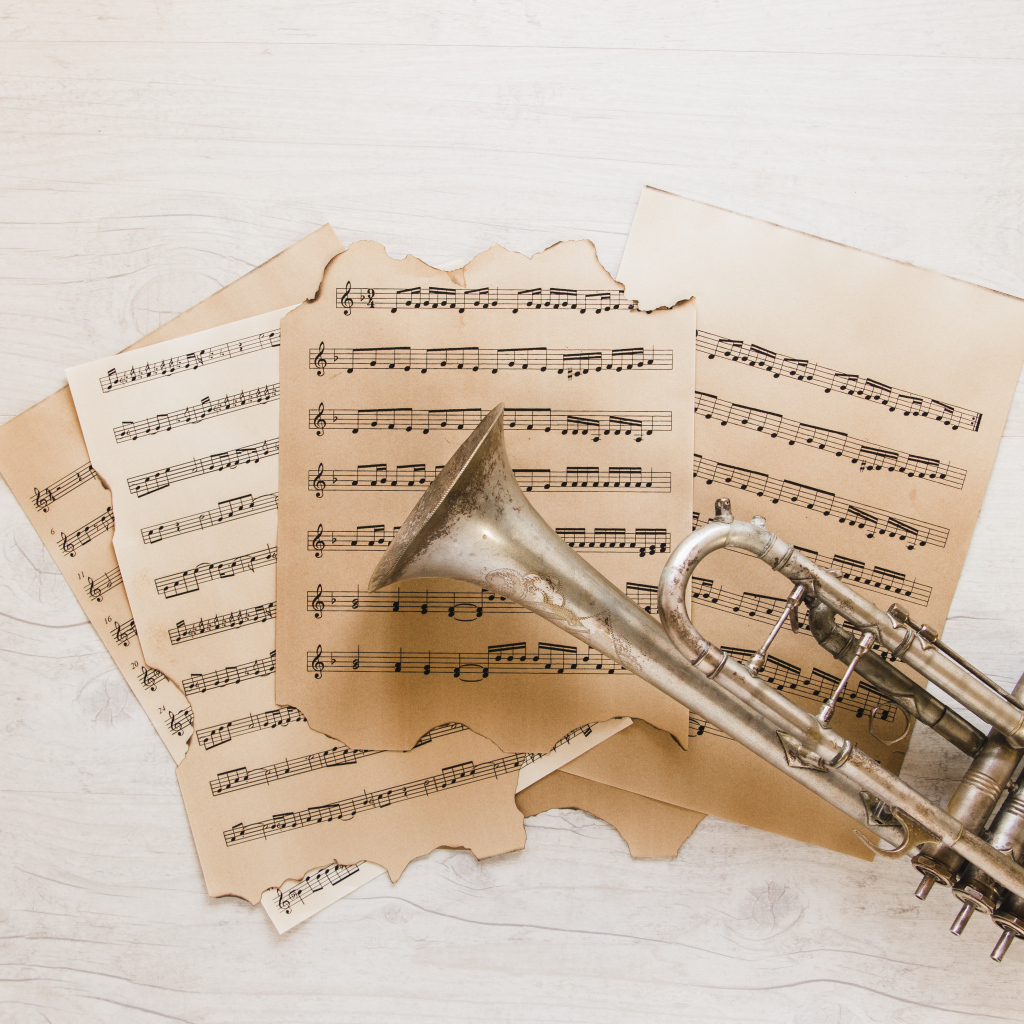 Труба и старые ноты на столе
