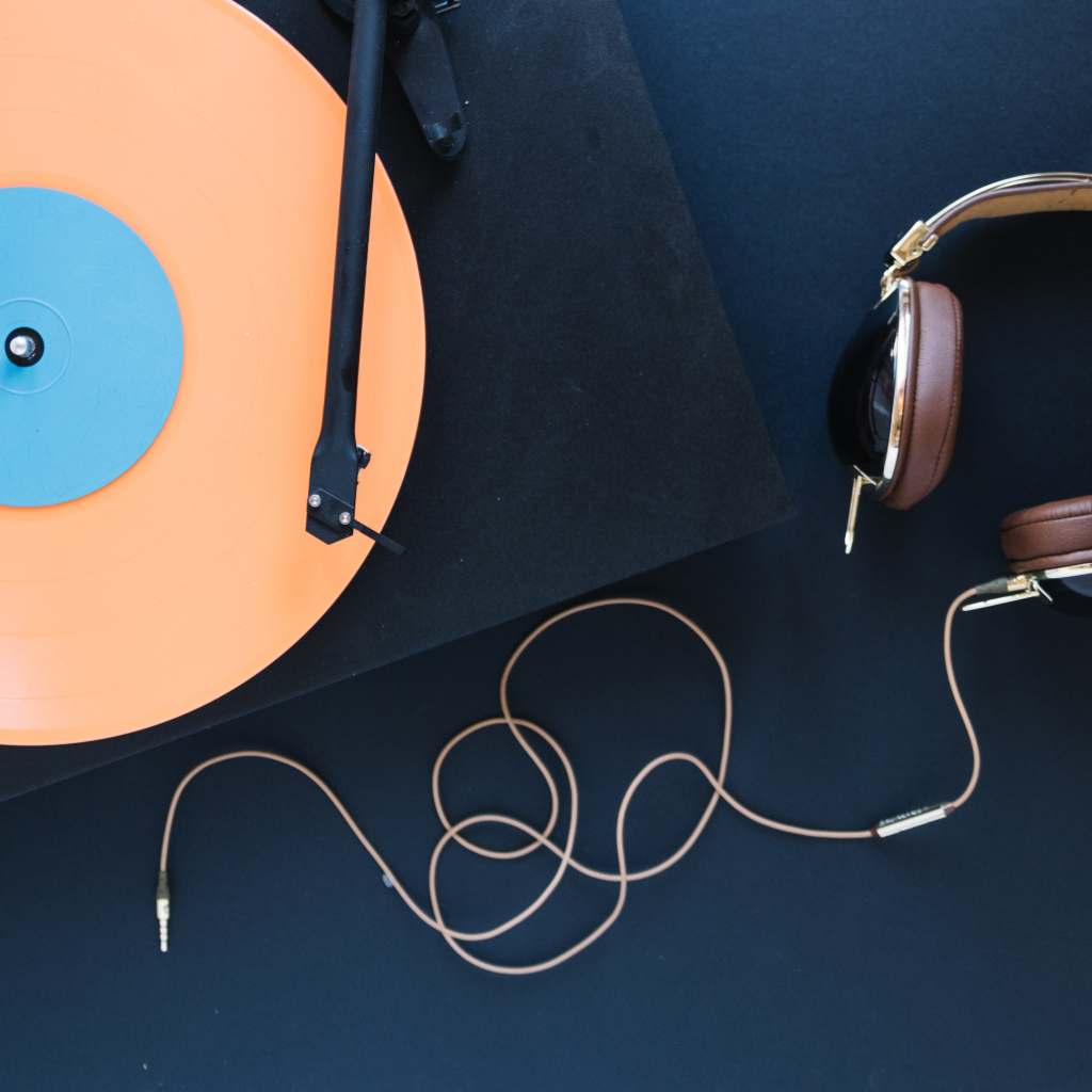 Виниловый проигрыватель с наушниками