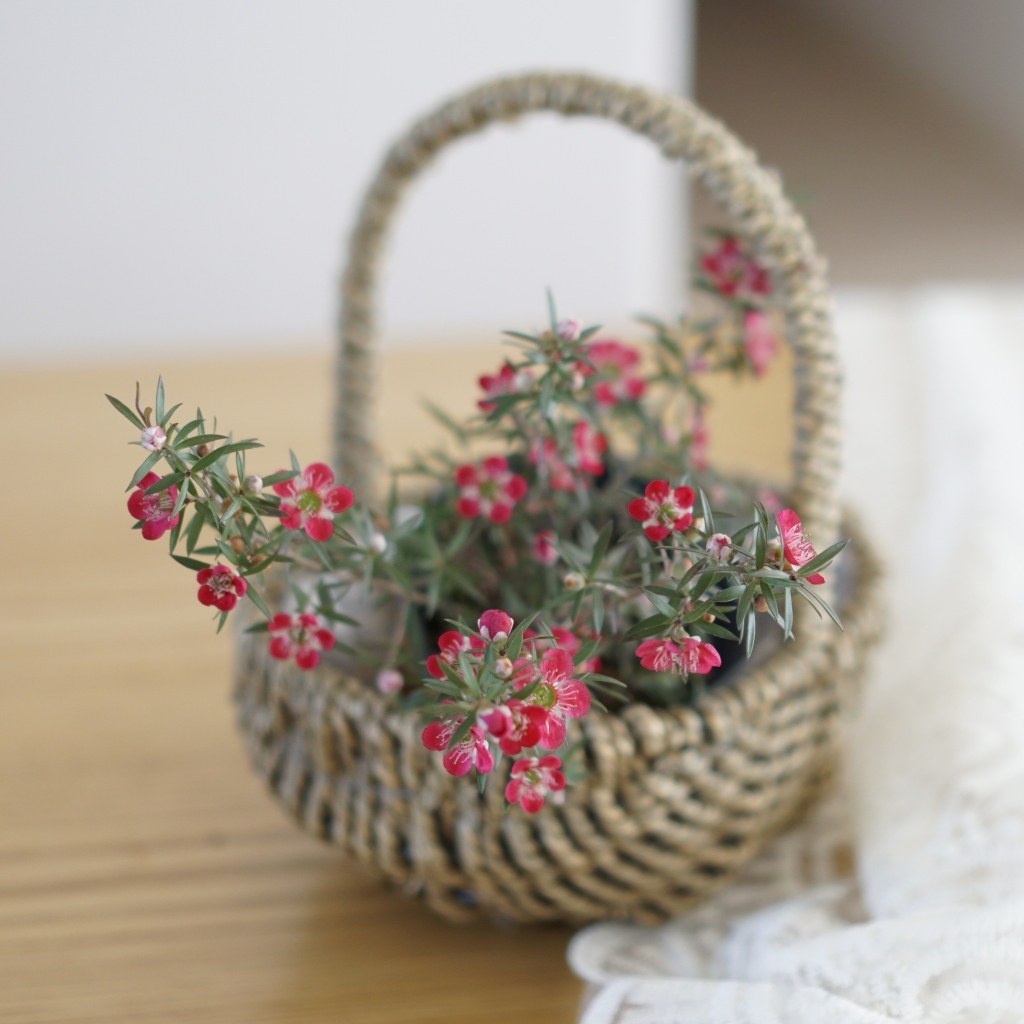 Корзина с цветами на столе