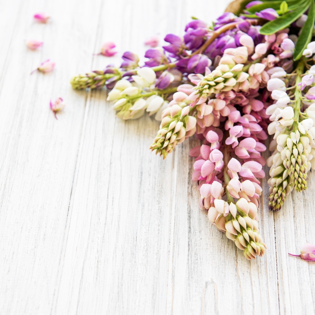 Букет люпинов на деревянном столе