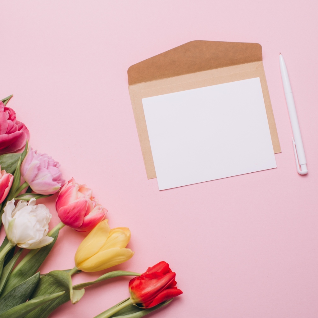 Письмо с букетом тюльпанов и ручкой на розовом фоне