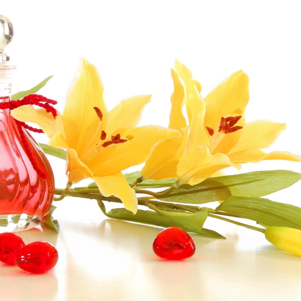 Желтые лилии на белом фоне с духами