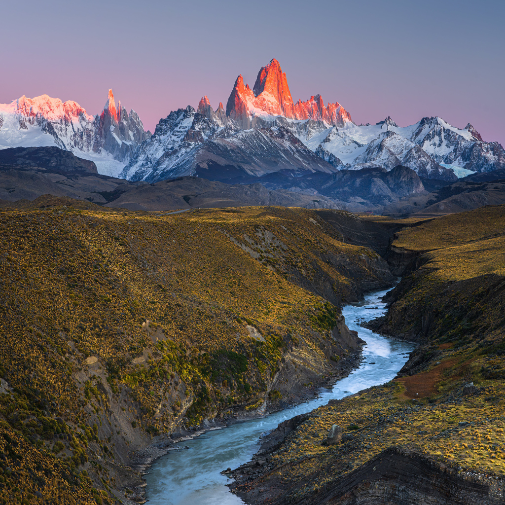 Река на фоне гор в лучах солнца на рассвете