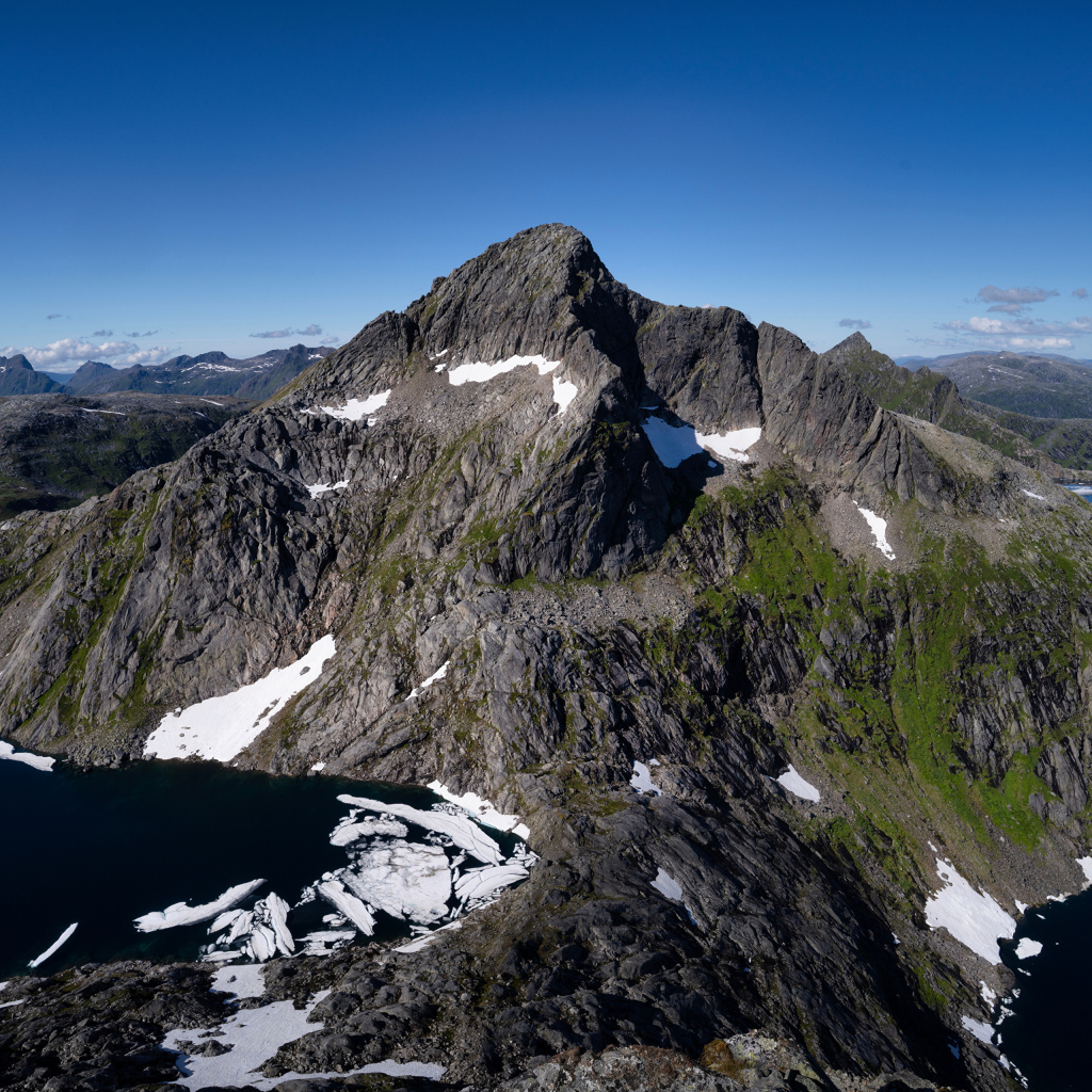 Вид на высокие горы под голубым небом