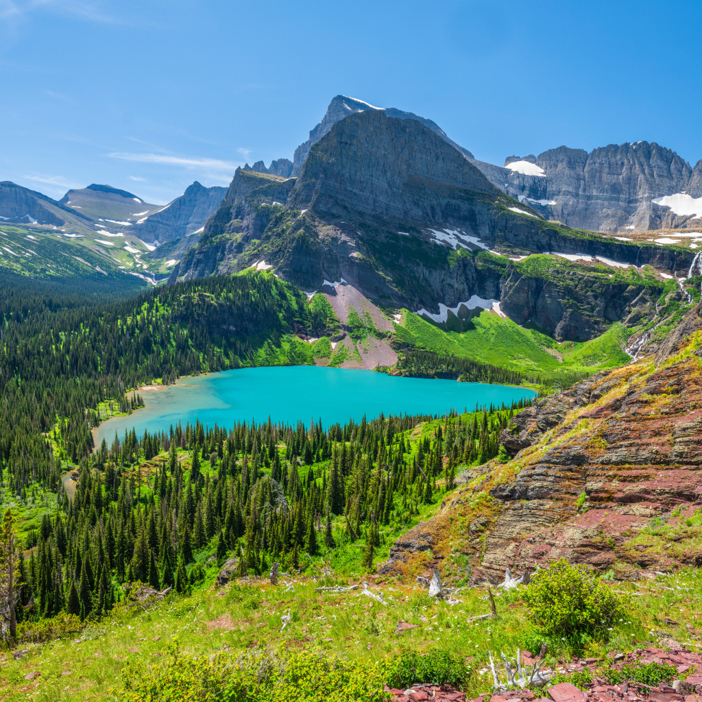 Вид сверху на голубое озеро и горы под голубым небом